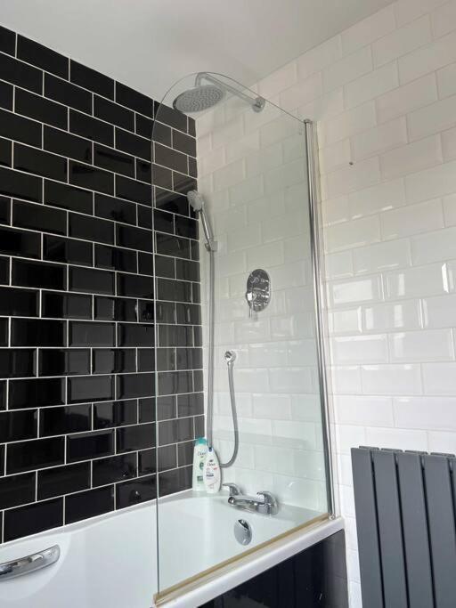 Holiday home Large 4 Bedroom 3 Bathroom Town House With Secure Parking By Amazing Spaces Relocations Ltd Warrington (Cheshire)