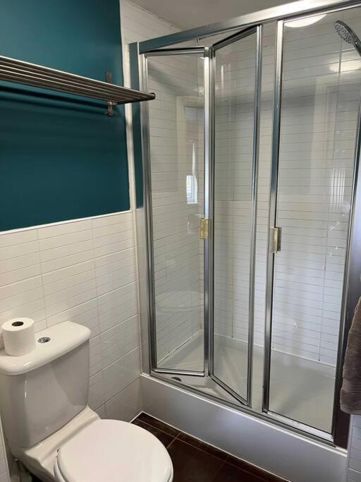 Large 4 Bedroom 3 Bathroom Town House With Secure Parking By Amazing Spaces Relocations Ltd Holiday home