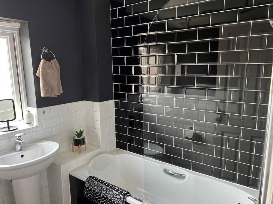 Holiday home Large 4 Bedroom 3 Bathroom Town House With Secure Parking By Amazing Spaces Relocations Ltd *