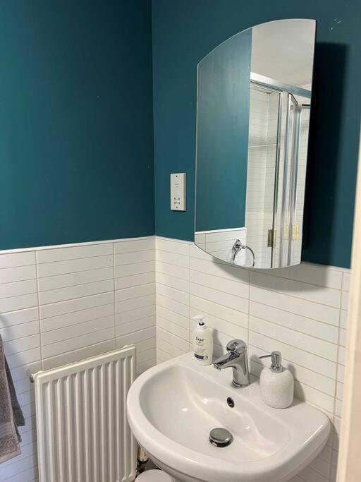 Holiday home Large 4 Bedroom 3 Bathroom Town House With Secure Parking By Amazing Spaces Relocations Ltd Warrington (Cheshire)