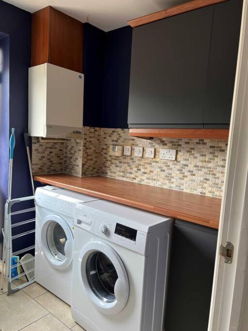 Large 4 Bedroom 3 Bathroom Town House With Secure Parking By Amazing Spaces Relocations Ltd Holiday home Warrington (Cheshire)