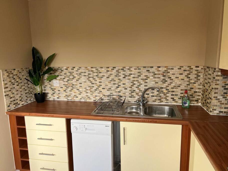 Large 4 Bedroom 3 Bathroom Town House With Secure Parking By Amazing Spaces Relocations Ltd Holiday home *