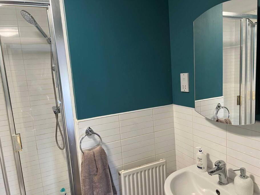 Large 4 Bedroom 3 Bathroom Town House With Secure Parking By Amazing Spaces Relocations Ltd Holiday home