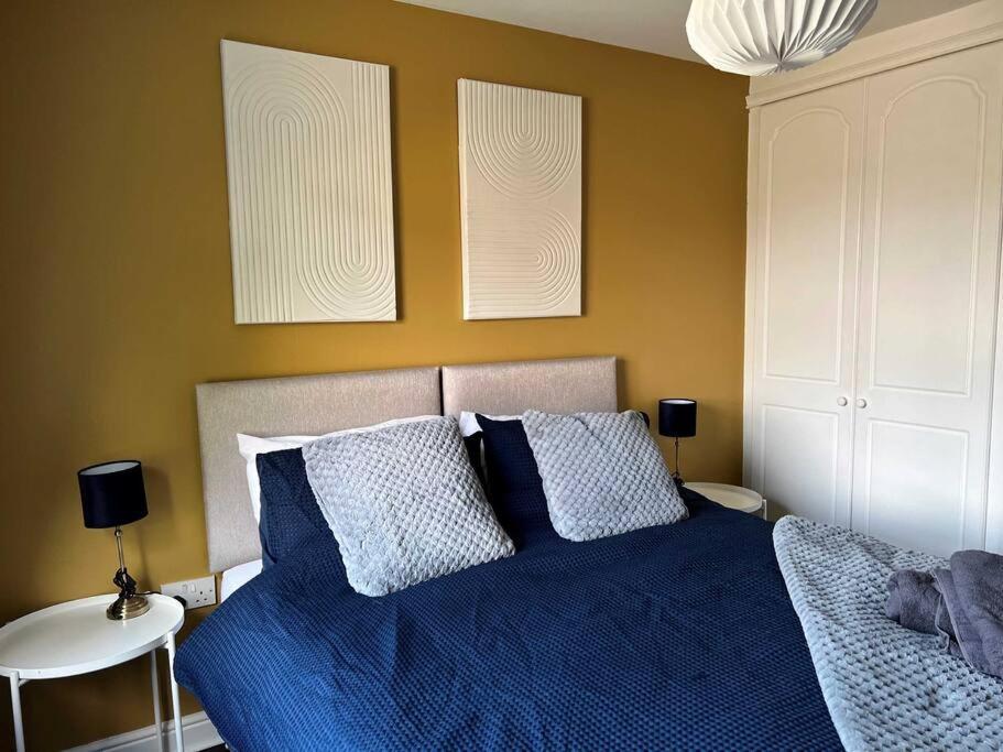 Large 4 Bedroom 3 Bathroom Town House With Secure Parking By Amazing Spaces Relocations Ltd Holiday home Warrington (Cheshire)
